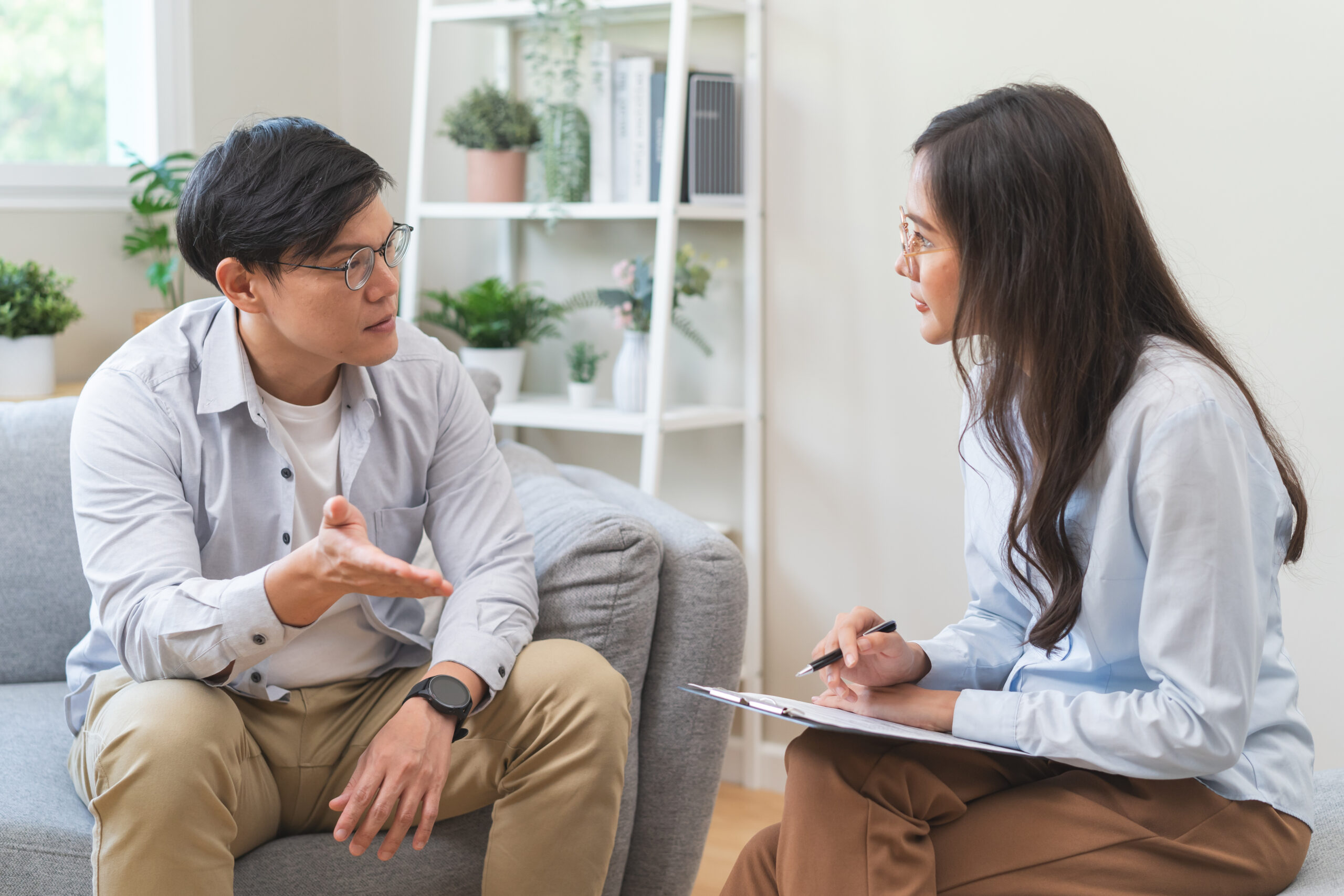 Man explaining what is a sport bet to a woman