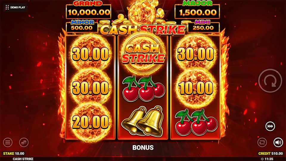 Cash Strike Bonus feature in Cash Strike slot, triggering special rewards.