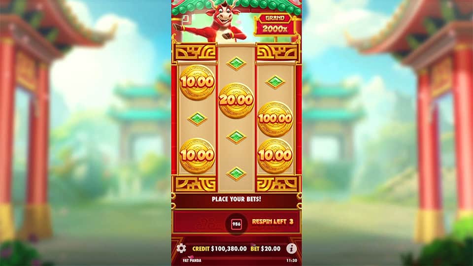 Prize symbols worth 10, 20, and 100 appearing during the Hold & Spin feature in Touro Sortudo slot.